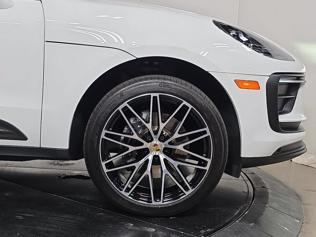 Certified 2026 Porsche Macan AWD/4WD image 11