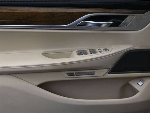 Used 2018 BMW 740i image 12