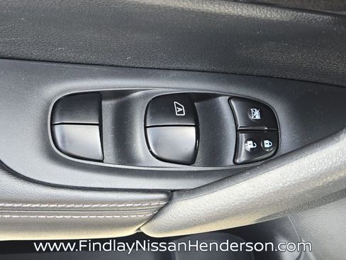 Used 2018 Nissan Rogue SV image 20