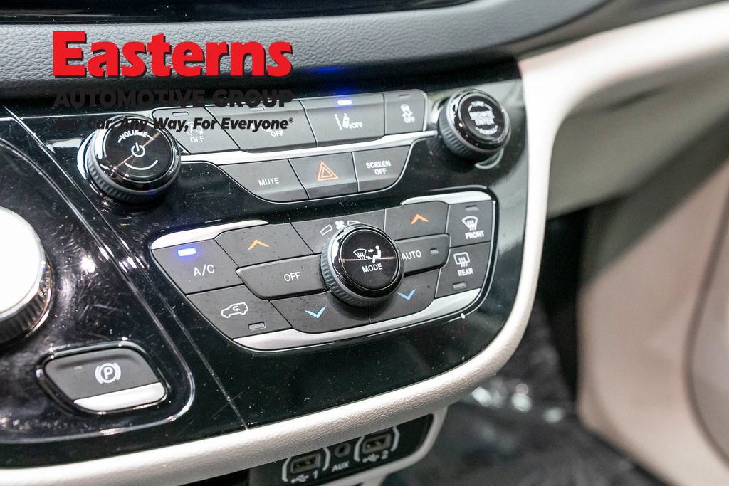 Used 2023 Chrysler Pacifica Touring-L FWD image 21