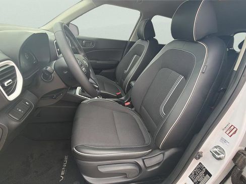 Used 2024 Hyundai Venue Limited FWD image 14