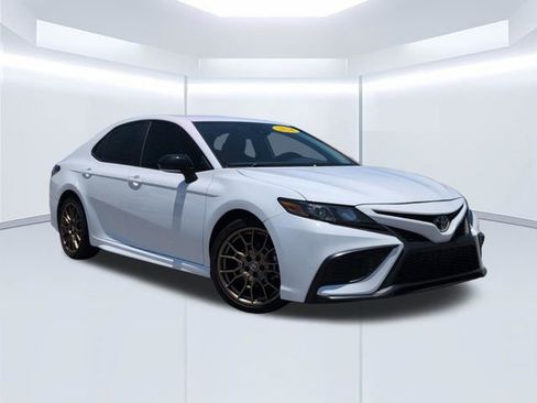 Used 2024 Toyota Camry SE FWD image 3