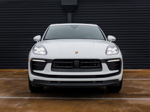 Certified 2023 Porsche Macan image 10