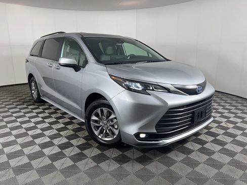 Used 2025 Toyota Sienna XLE image 47