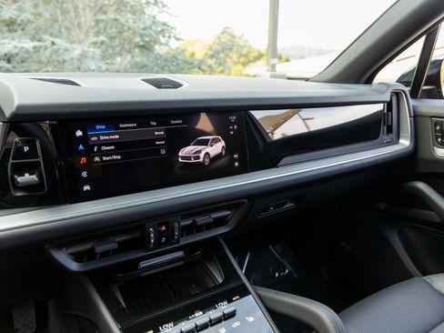 Certified 2025 Porsche Cayenne image 35