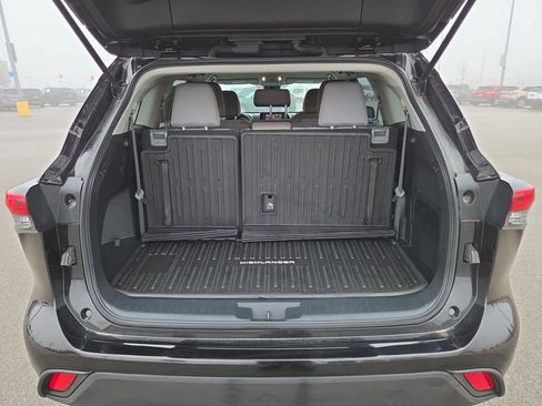 Used 2022 Toyota Highlander L image 28
