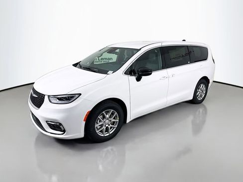 New 2026 Chrysler Pacifica Select image 3