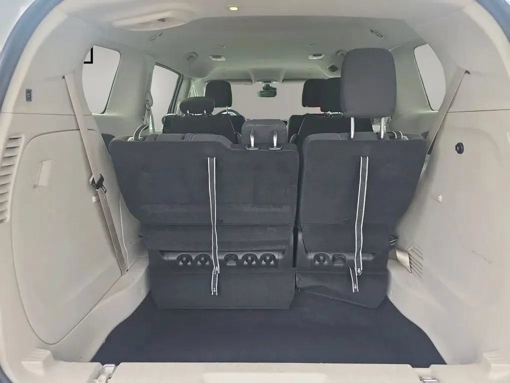Used 2022 Chrysler Voyager LX FWD image 11