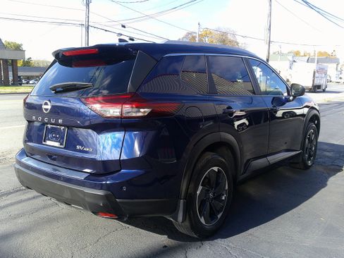 Used 2024 Nissan Rogue SV w/ SV Premium Package image 5