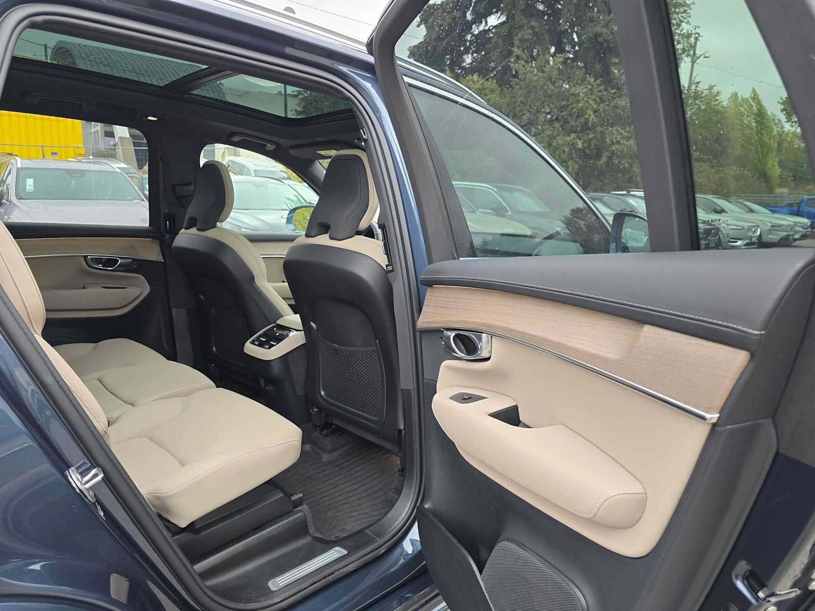 Used 2026 Volvo XC90 B5 Plus w/ Protection Package AWD/4WD image 13