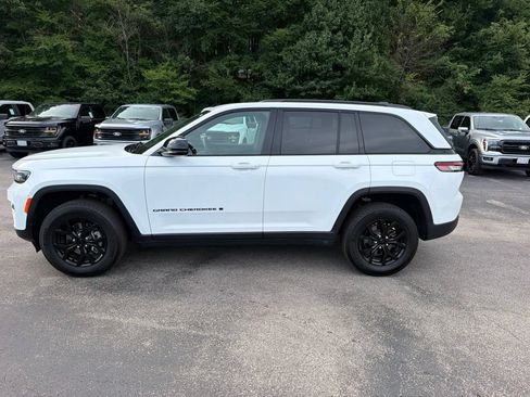 Used 2025 Jeep Grand Cherokee Altitude AWD/4WD image 6
