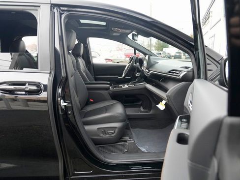 Used 2025 Toyota Sienna XLE Woodland Edition image 31