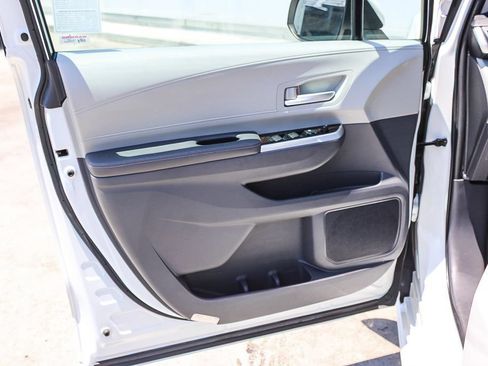 Used 2021 Toyota Sienna XLE w/ XLE Plus Package FWD image 22