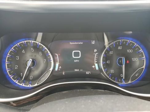 Used 2024 Chrysler Pacifica Limited FWD image 32