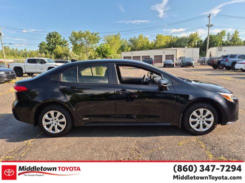 Used 2024 Toyota Corolla LE AWD/4WD image 2