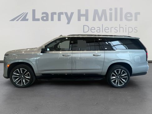 Used 2024 Cadillac Escalade ESV Sport AWD/4WD image 2