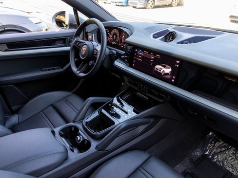 Certified 2025 Porsche Cayenne Coupe image 57
