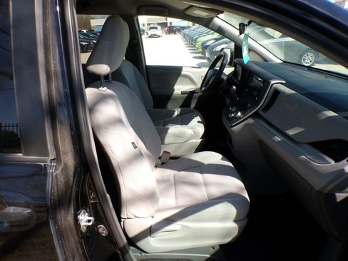 Used 2020 Toyota Sienna L image 21