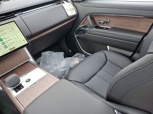 New 2025 Land Rover Range Rover SE image 14