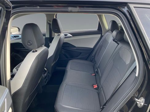 Used 2025 Volkswagen Taos SE image 13