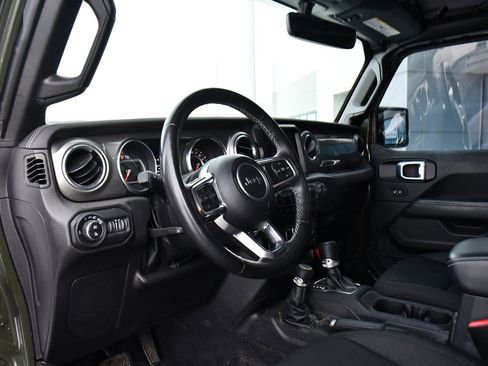 Used 2022 Jeep Gladiator Overland w/ Cold Weather Group image 11