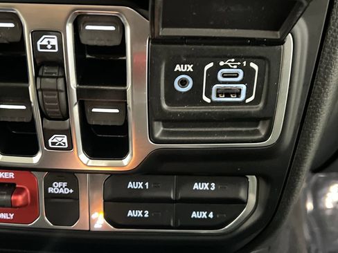 Used 2025 Jeep Gladiator Mojave w/ Convenience Group AWD/4WD image 48