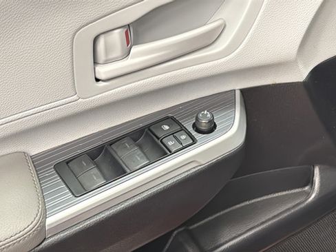 Used 2025 Toyota Sienna LE AWD/4WD image 21