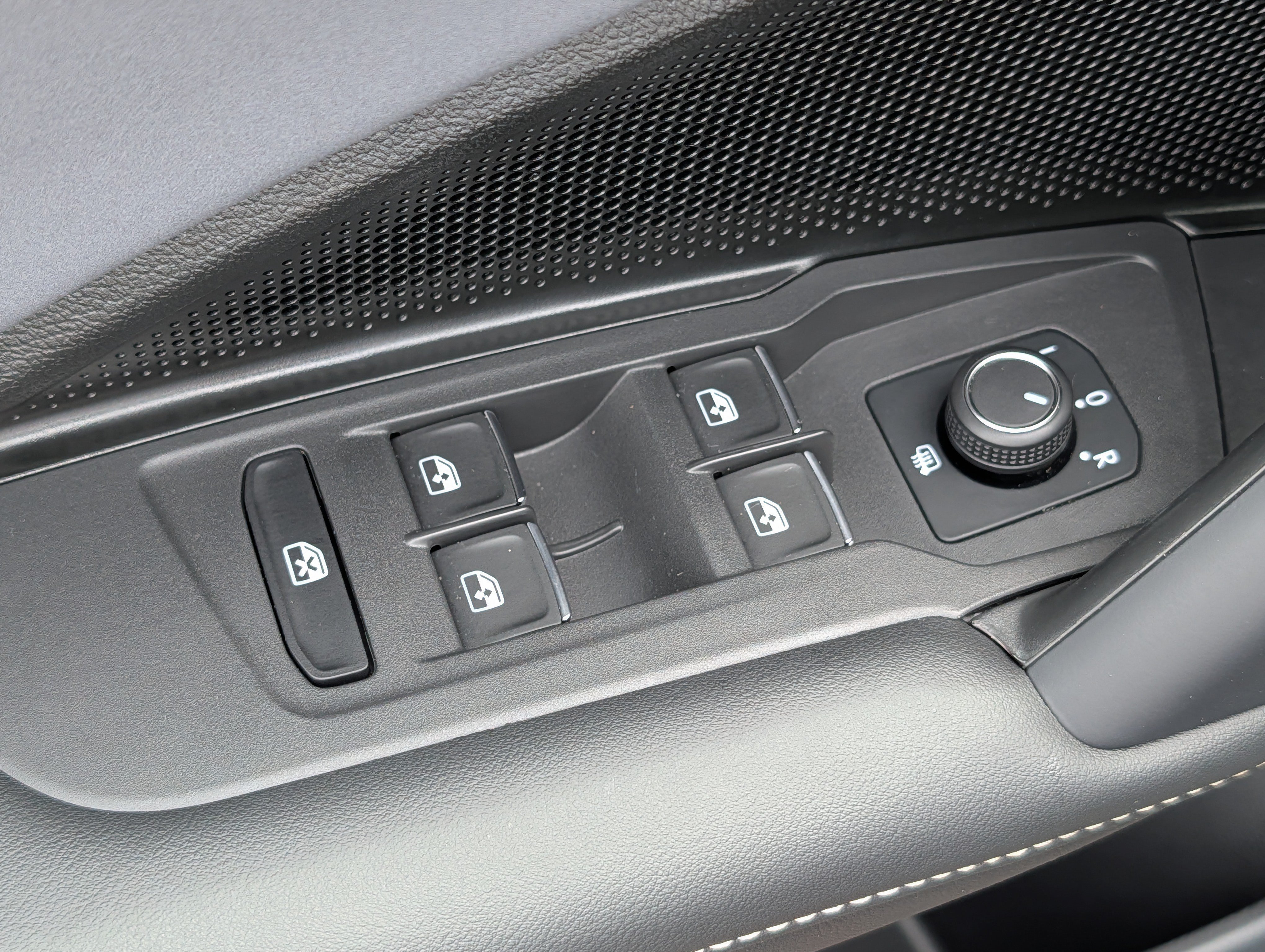 Certified 2025 Volkswagen Tiguan SE R-Line AWD/4WD image 19