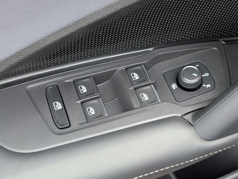 Certified 2025 Volkswagen Tiguan SE R-Line AWD/4WD image 19