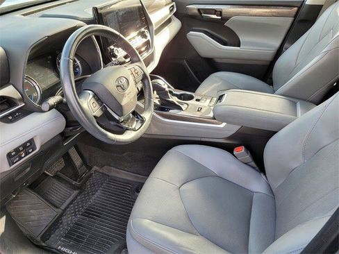 Used 2021 Toyota Highlander Limited image 14