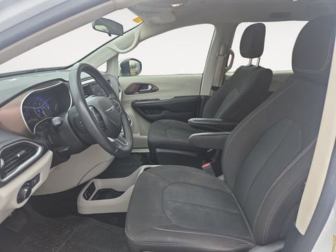 Used 2022 Chrysler Voyager LX image 9