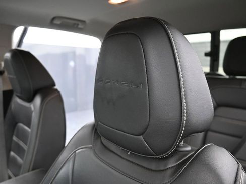 Used 2022 GMC Canyon Denali RWD image 15