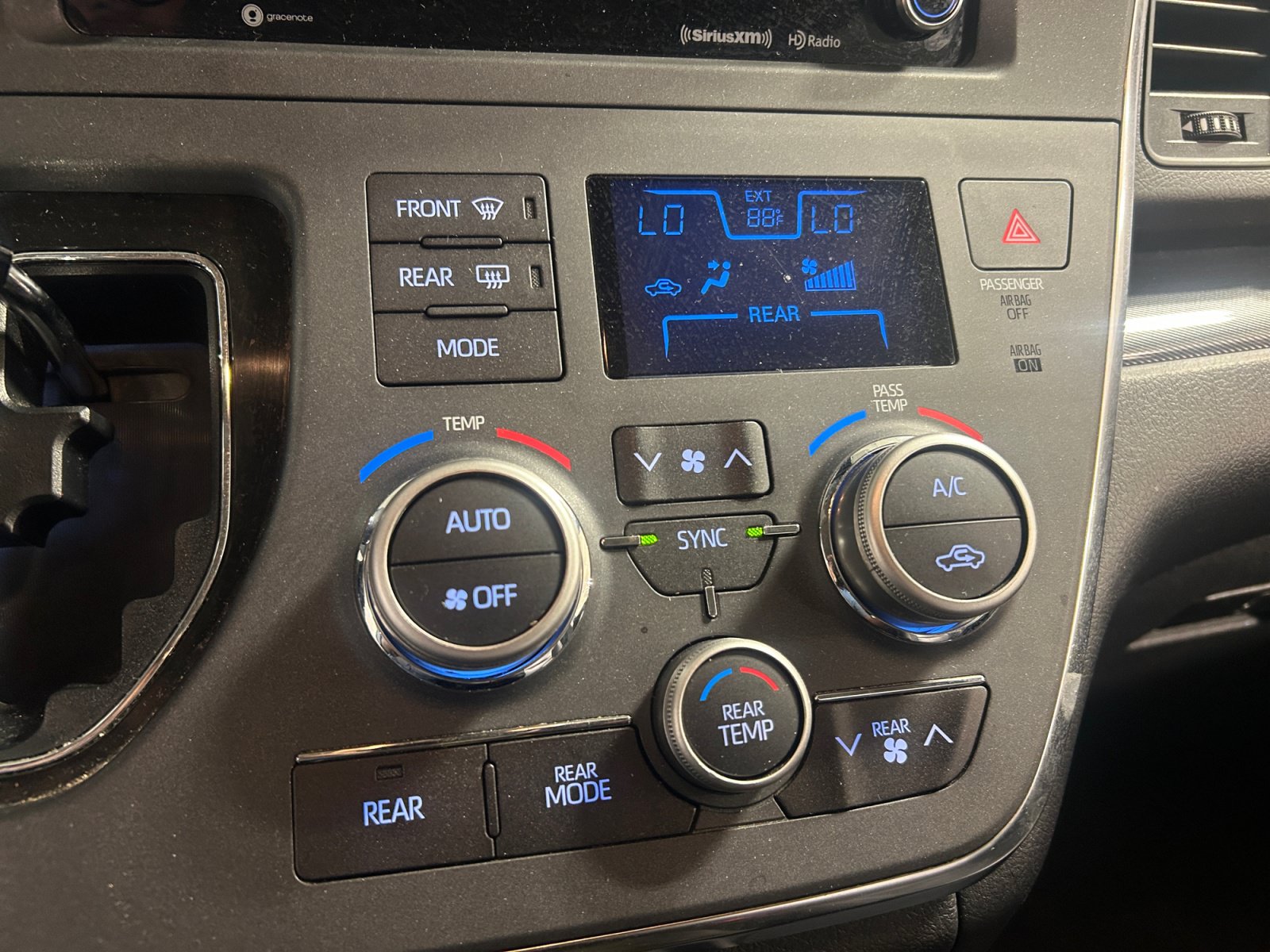 Used 2019 Toyota Sienna SE FWD image 18
