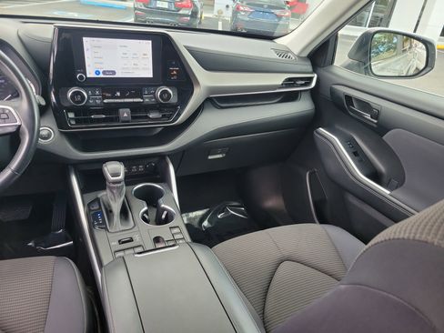 Used 2023 Toyota Highlander LE image 19