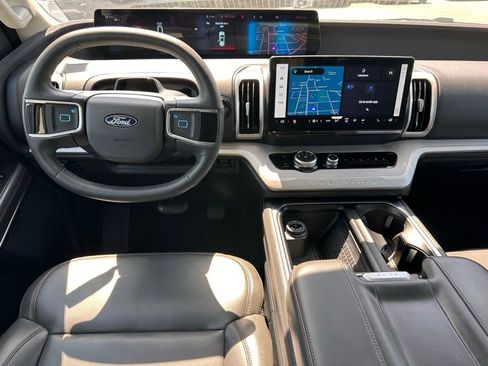 Used 2025 Ford Expedition Active AWD/4WD image 4