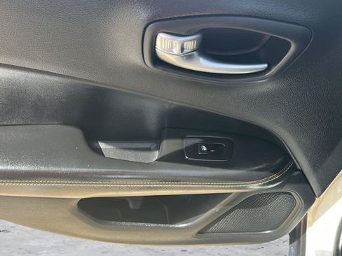 Used 2020 Jeep Compass Latitude FWD image 19