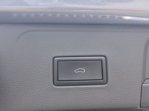 Used 2019 Volkswagen Atlas SE w/ Panoramic Sunroof Package FWD image 13
