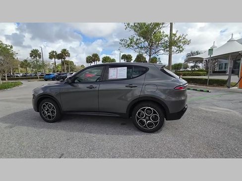 Used 2025 Alfa Romeo Tonale w/ Premium Package image 40