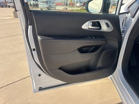 New 2026 Chrysler Pacifica Limited image 21