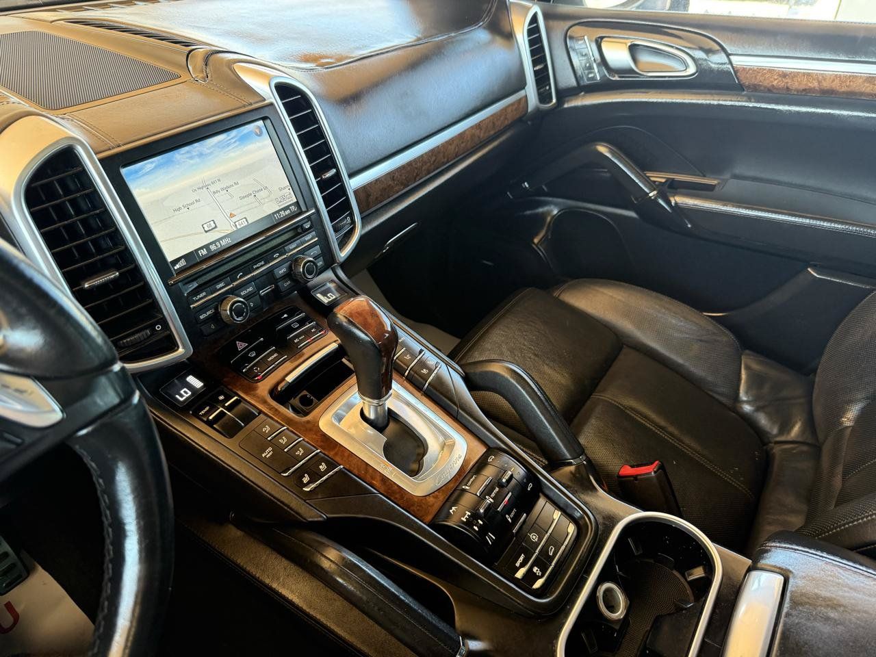 Used 2011 Porsche Cayenne Turbo AWD/4WD image 27