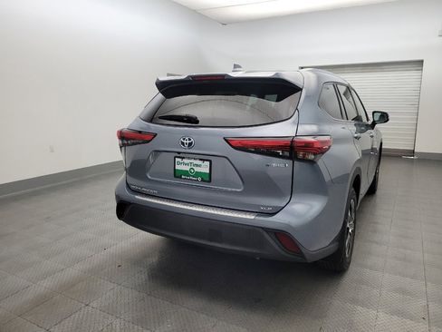 Used 2020 Toyota Highlander XLE AWD/4WD image 7