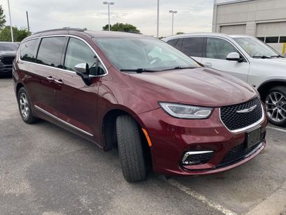 Used 2023 Chrysler Pacifica Limited w/ Uconnect Theater Family Group