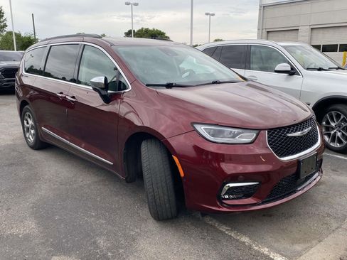 Used 2023 Chrysler Pacifica Limited w/ Uconnect Theater Family Group FWD image 1