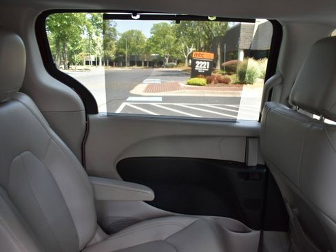 Used 2018 Chrysler Pacifica Touring-L FWD image 39