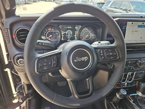 Used 2025 Jeep Wrangler Unlimited Rubicon AWD/4WD image 18