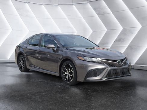 Used 2024 Toyota Camry SE w/ Convenience Package FWD image 1