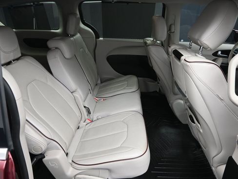 Used 2018 Chrysler Pacifica Limited image 36
