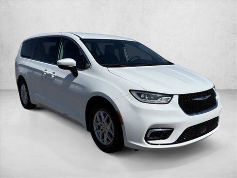 Used 2023 Chrysler Pacifica Touring-L FWD image 3