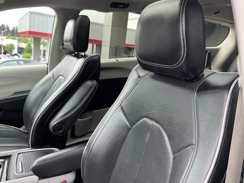 Used 2024 Chrysler Pacifica Limited FWD image 20
