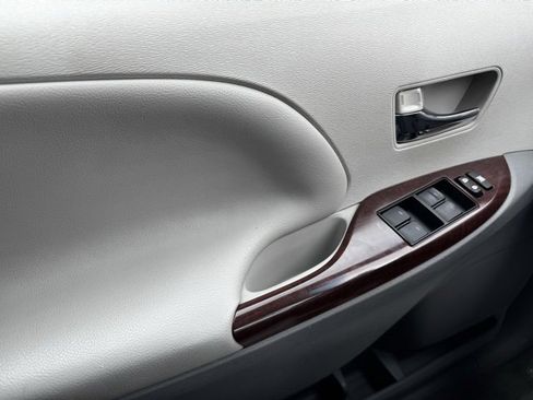 Used 2013 Toyota Sienna XLE image 33